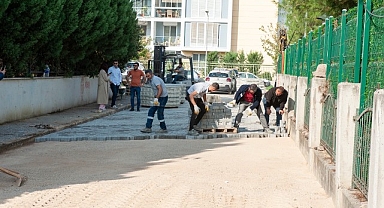 Karşıyaka’da okul çevrelerinde yol bakım çalışması