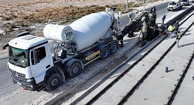 Konya Büyükşehir, Yeni Tramvay Hattı İnşaatında Trafiği Kapatmadan Örnek Bir Sistemle Beton Bariyer Yapıyor