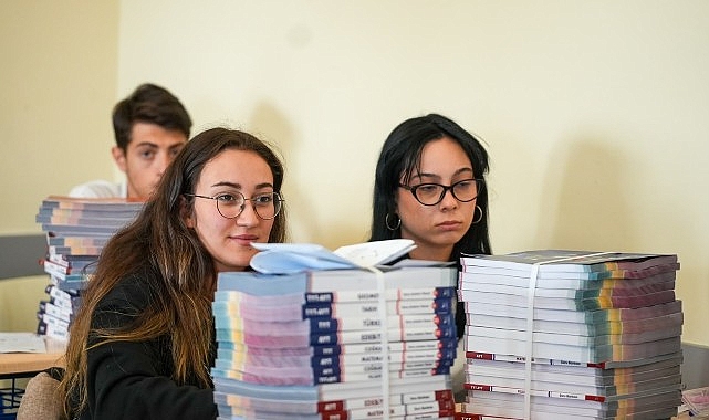 Maltepe’de Sınav Yolculuğuna Kitap Desteği